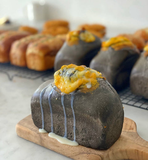 [Bakeaholic] Squid Ink Cheese Bread